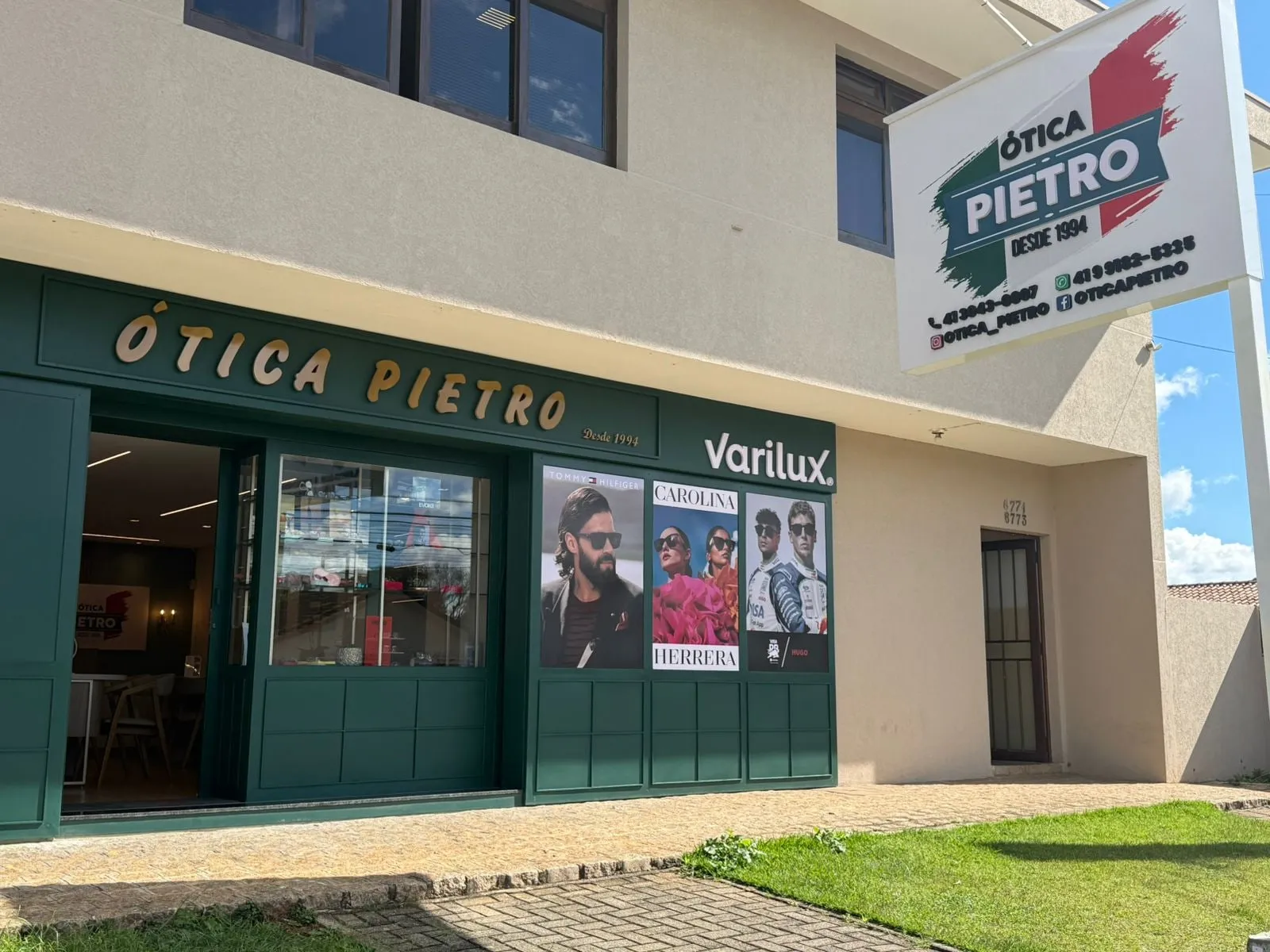 Fachada da Ótica Pietro com o letreiro verde e a placa da logo