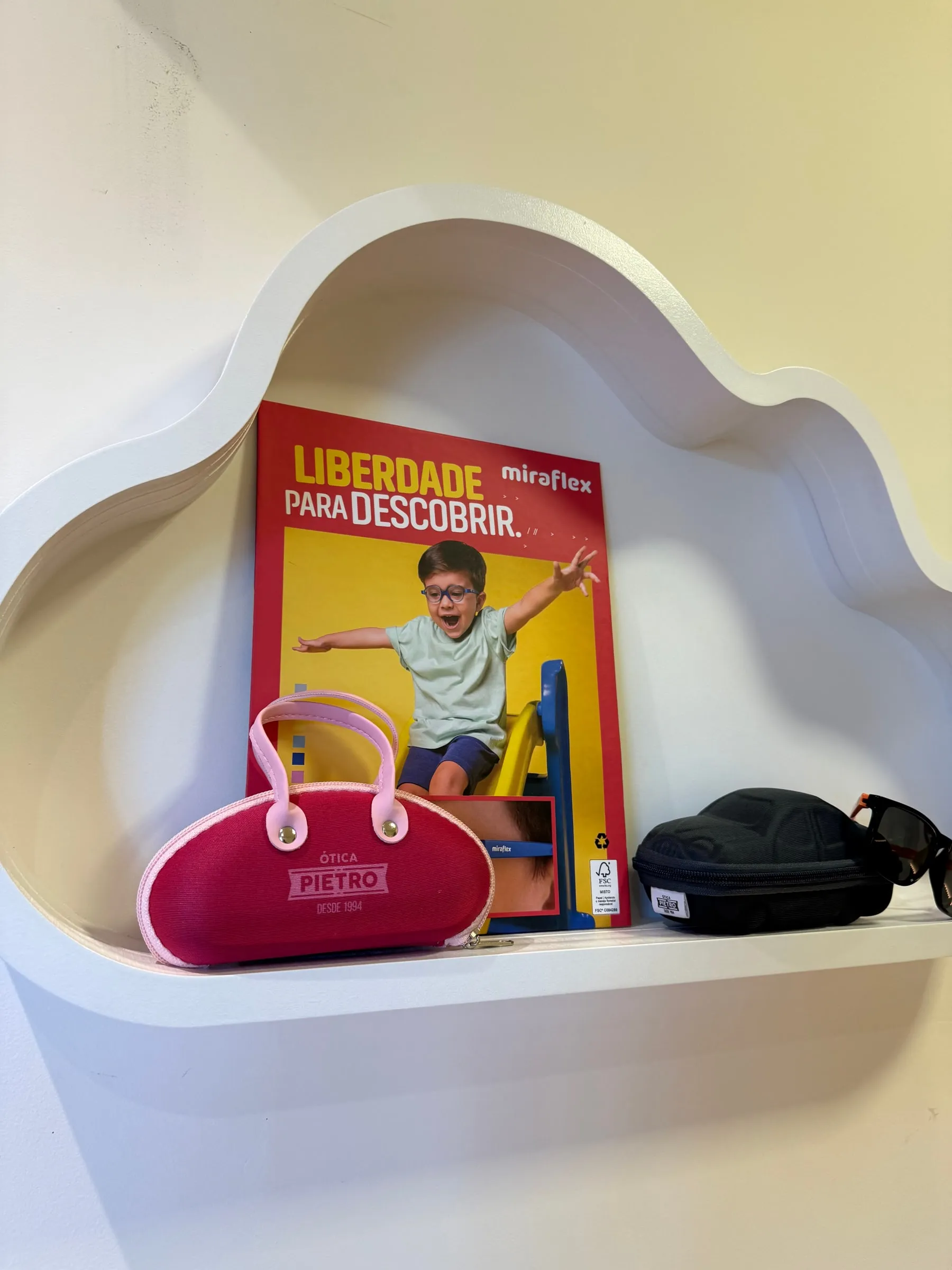Prateleira em forma de nuvem com material da Miraflex e estojos infantis