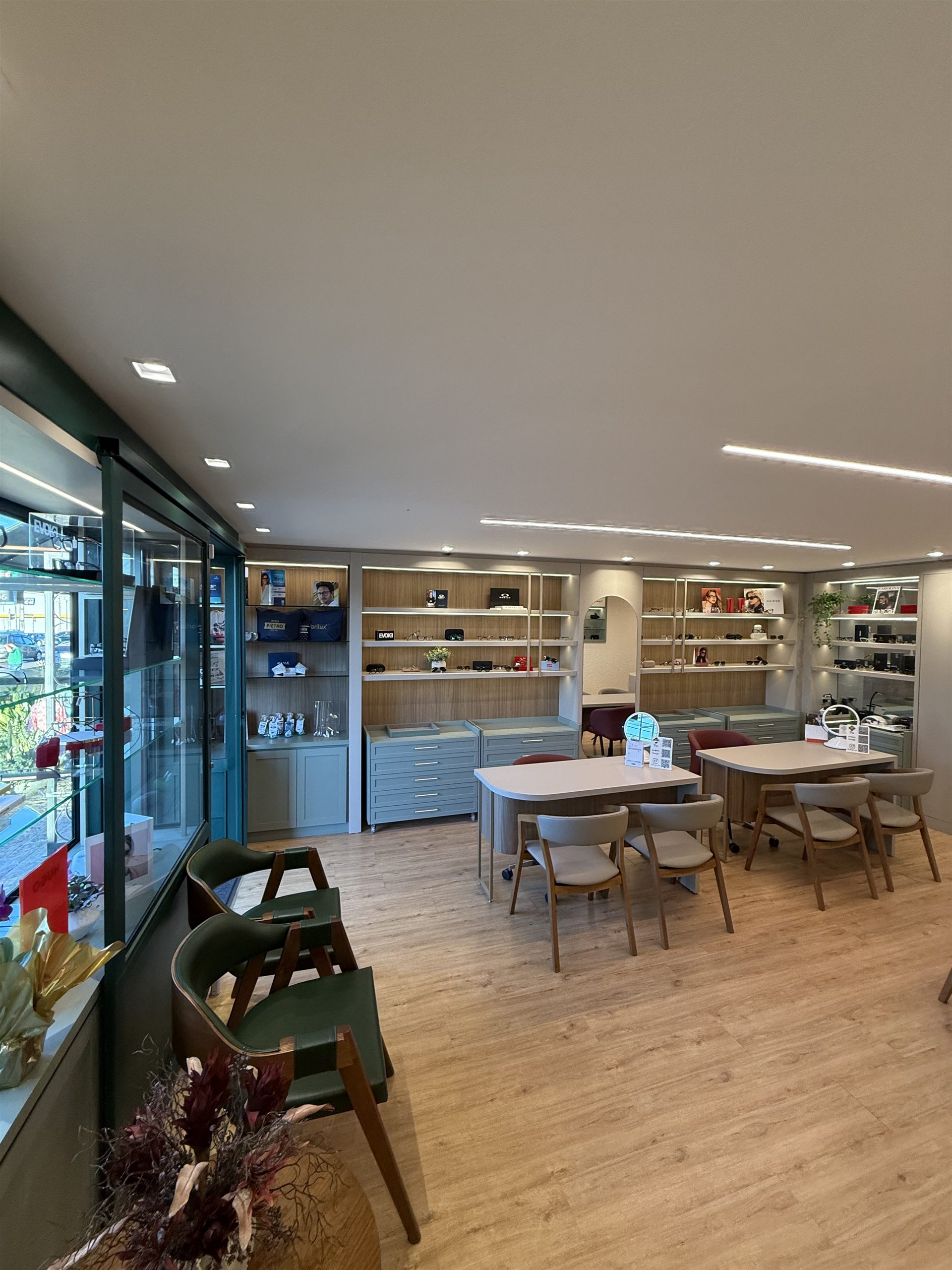 Interior da Ótica Pietro — balcão de atendimento e vitrines de armações